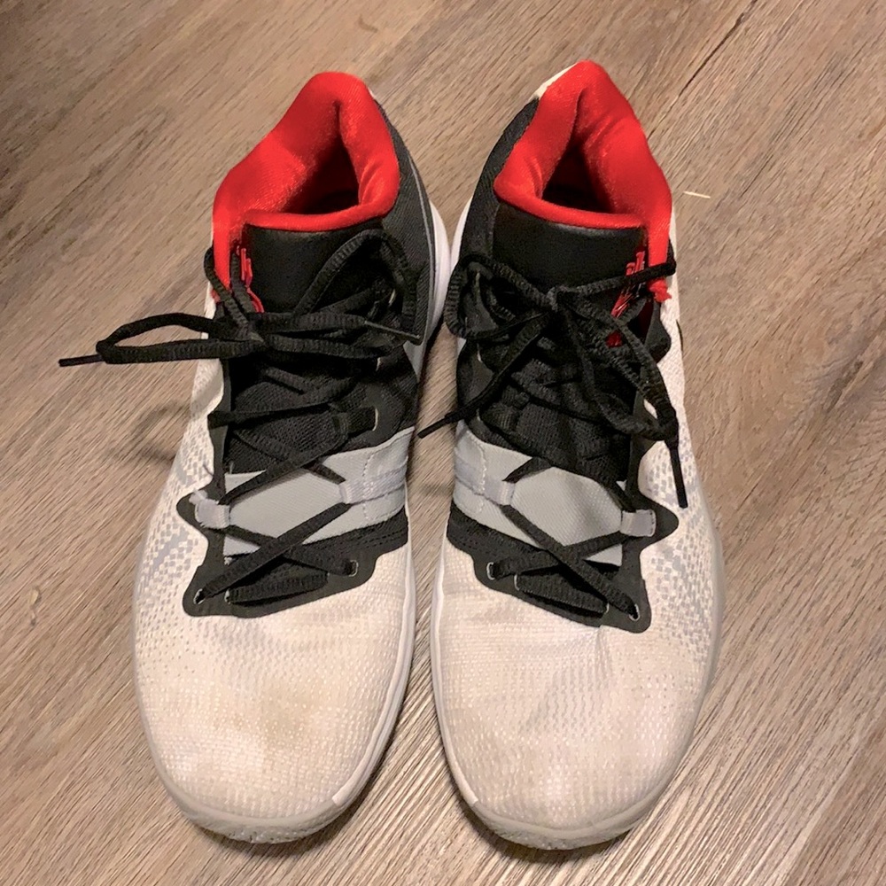 Nike Kyrie Flytrap EP size 9 Men’s white/red/black basketball shoes